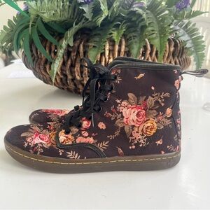 Dr Doc Martens Air Wair ShoreDitch 7 eye Laced Ankle Boot WMN Sz 8 Canvas Floral